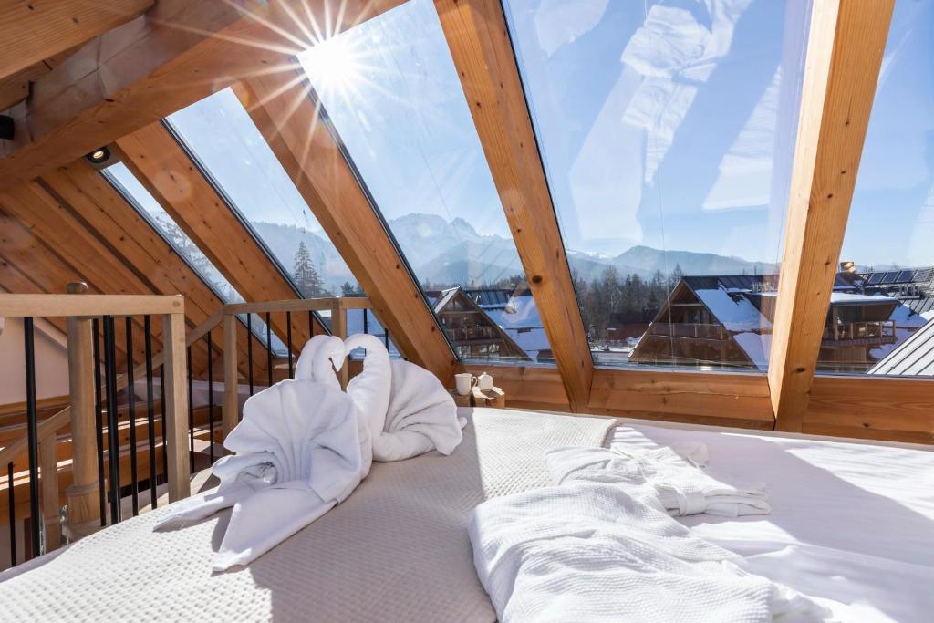 Posteľ alebo postele v izbe v ubytovaní POD SKOCZNIA SPA Zakopane
