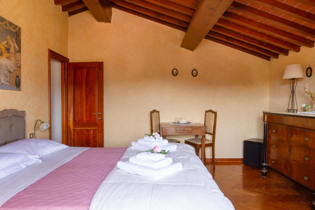 A bed or beds in a room at Rosso Del Chianti