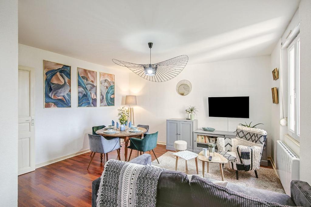 un salon avec un canapé et une table dans l'établissement Bohemian, à Saint-Malo