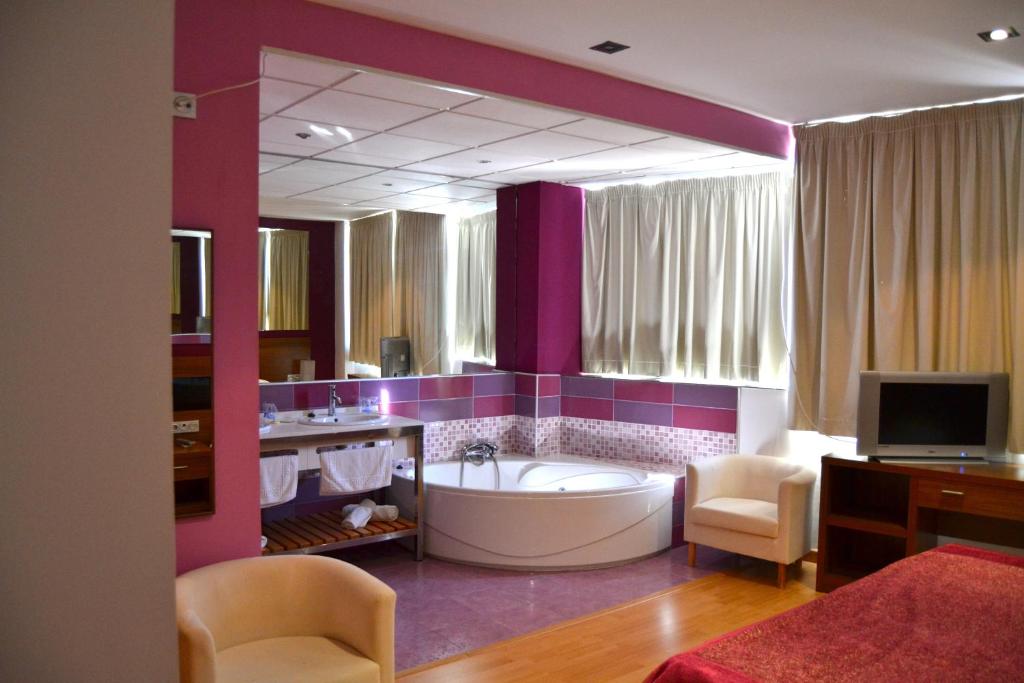 TV a/nebo společenská místnost v ubytování Hotel El Cruce Moraleda