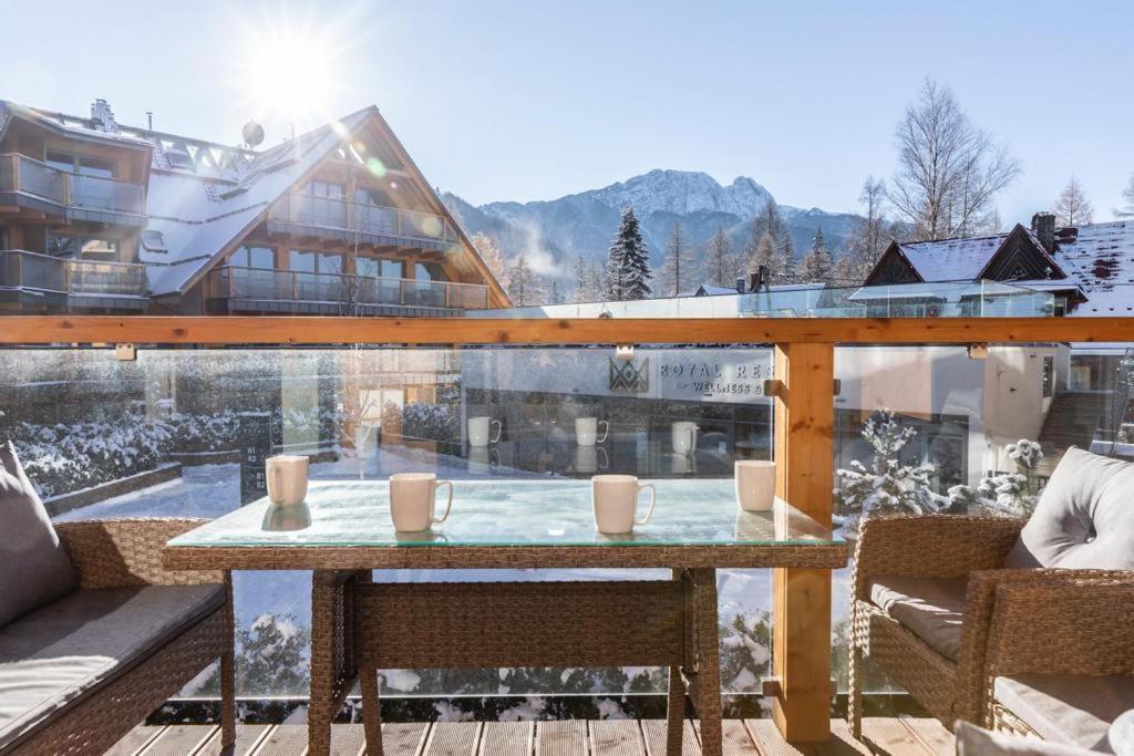 
Two-Bedroom Apartment with Mountain View
