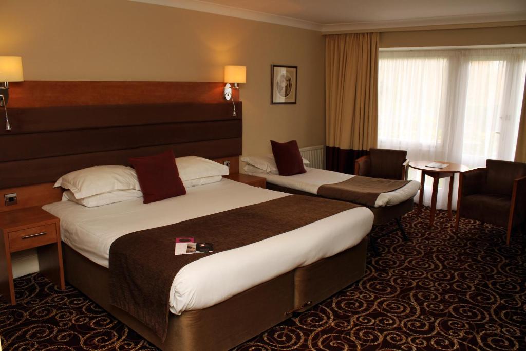 Postel nebo postele na pokoji v ubytování The Legacy Rose & Crown Hotel