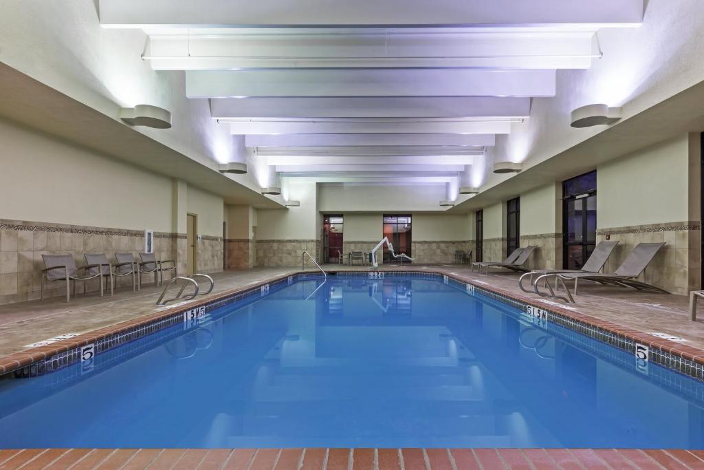 スプリングデールにあるHoliday Inn Springdale-Fayetteville Area, an IHG Hotelの大型プール(青い水)