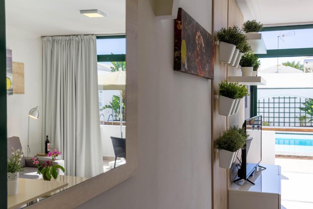 Bazén v ubytování Apartamentos La Tegala nebo v jeho okolí