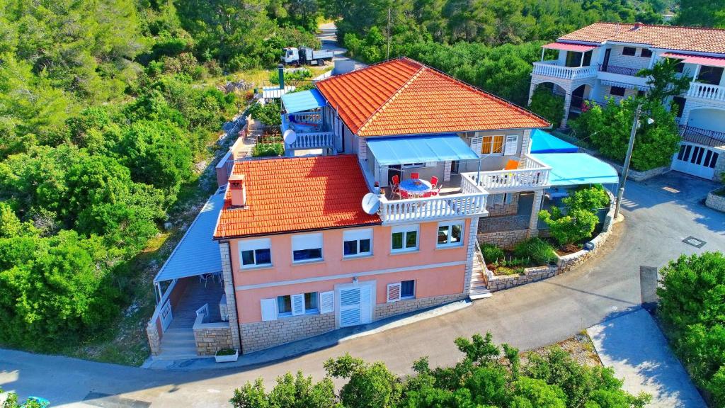 een uitzicht op een huis met een oranje dak bij Apartments Villa Marijana in Prizba