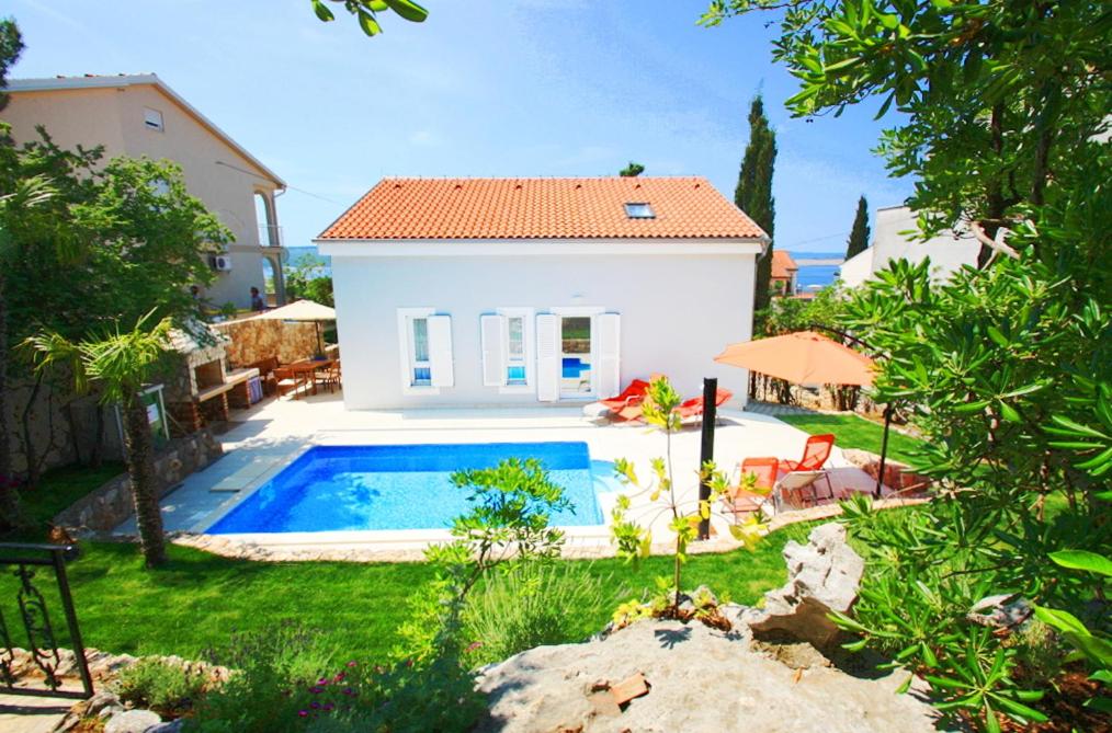 a small house with a swimming pool in a yard at CASA MARGARETA in Dramalj