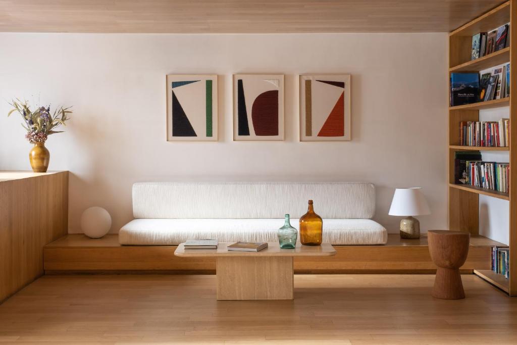 uma sala de estar com um sofá e uma mesa em Hôtel Cabane - Orso Hotels em Paris