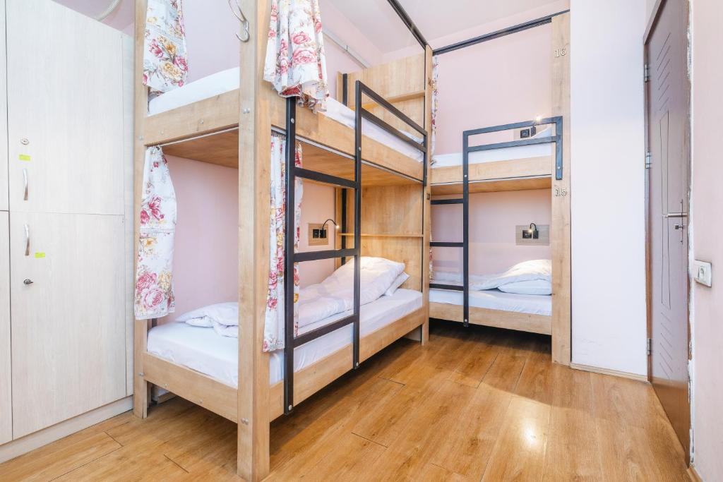 Postel nebo postele na pokoji v ubytování Pushkin 10 Hostel