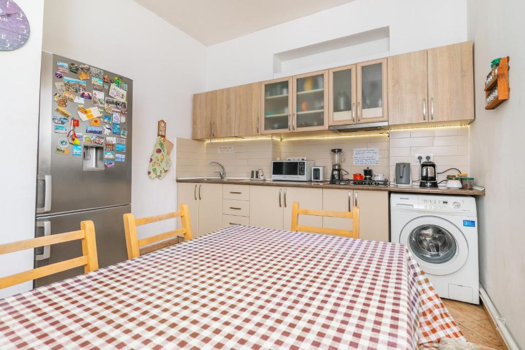 Kuchyň nebo kuchyňský kout v ubytování Pushkin 10 Hostel