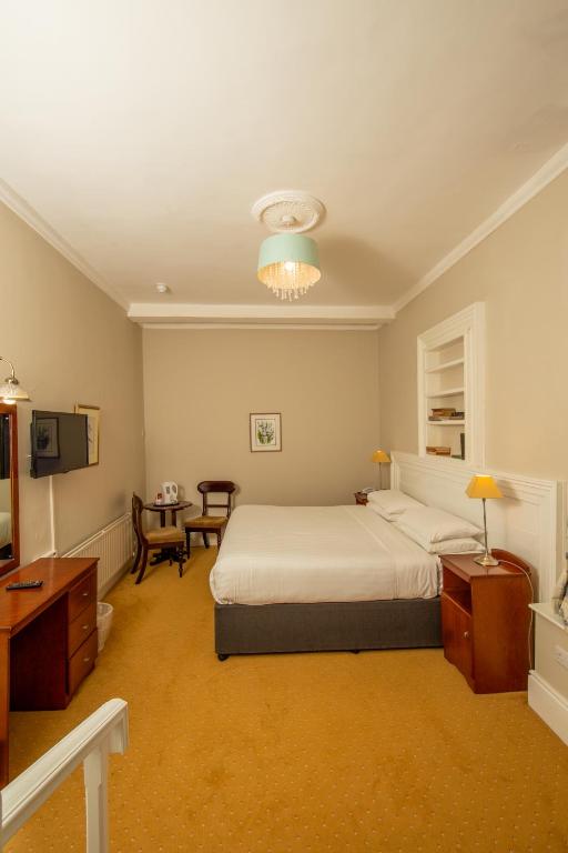 Een TV en/of entertainmentcenter bij Foyles Hotel

