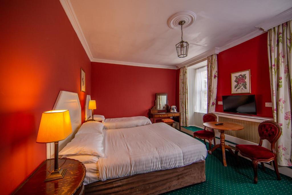 Een bed of bedden in een kamer bij Foyles Hotel