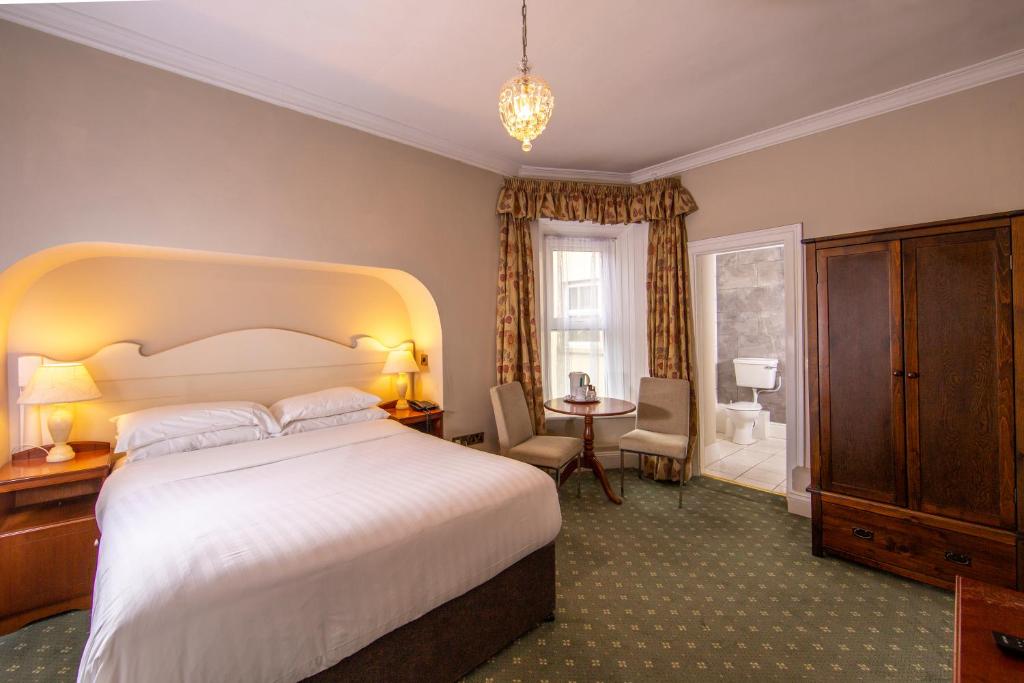 Tempat tidur dalam kamar di Foyles Hotel