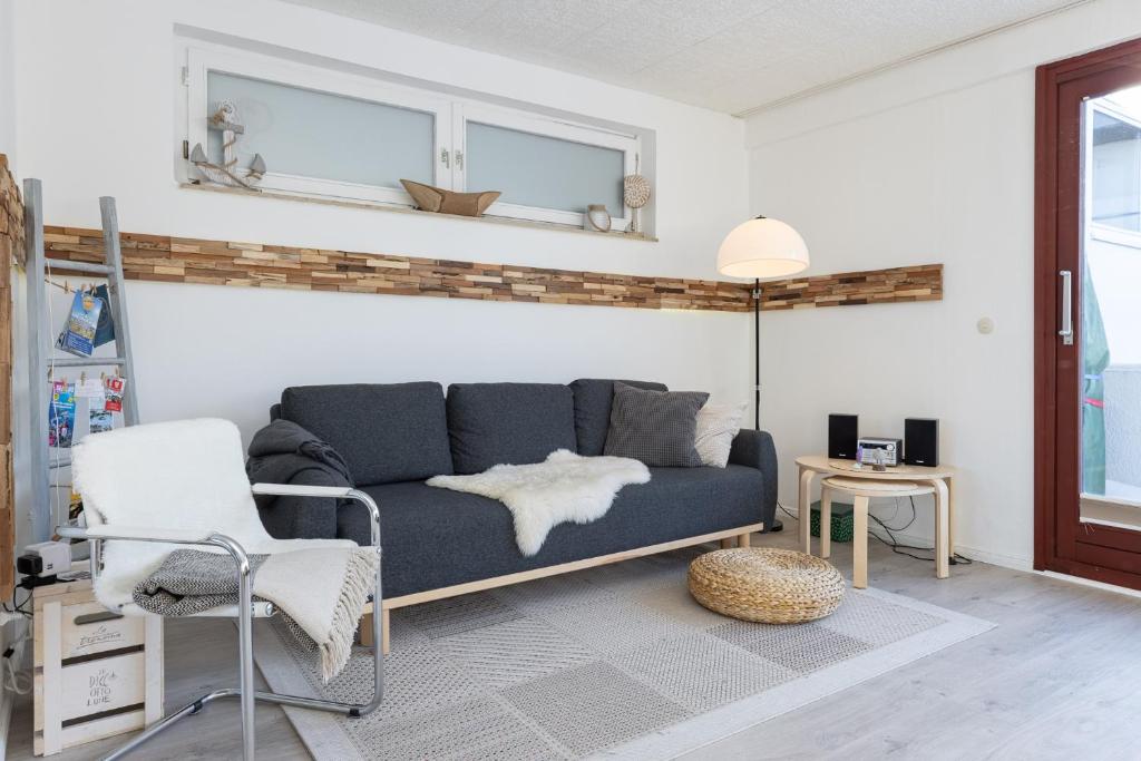 sala de estar con sofá y silla en Sea-Loft en Timmendorfer Strand