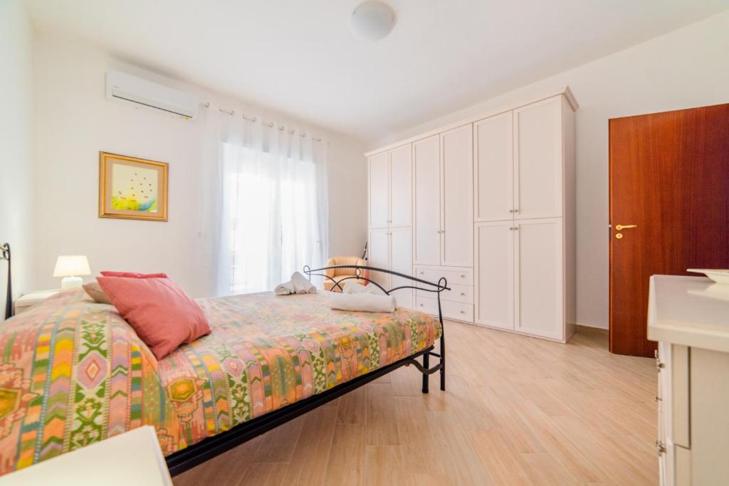 A bed or beds in a room at Appartamenti Parco Archeologico