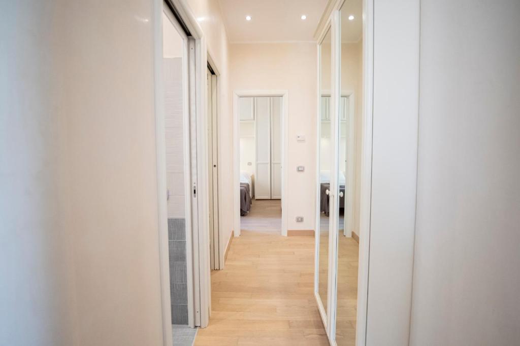 - un couloir avec une porte en verre menant à une chambre dans l'établissement Noliday Suite Riviera Luxury Sea Flat, à Noli