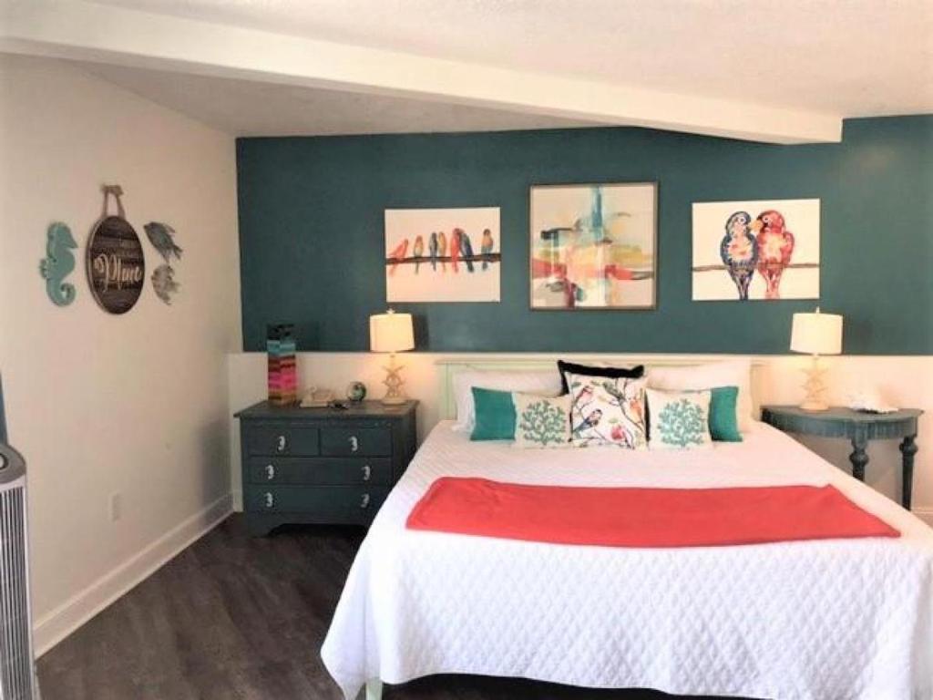 um quarto com uma cama grande e paredes verdes em Inn at Camachee Harbor View 24 em Saint Augustine