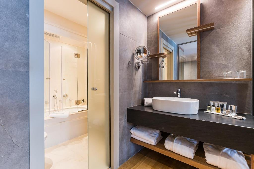 Ванная комната в Grand Hotel Savoia Cortina d'Ampezzo, A Radisson Collection Hotel