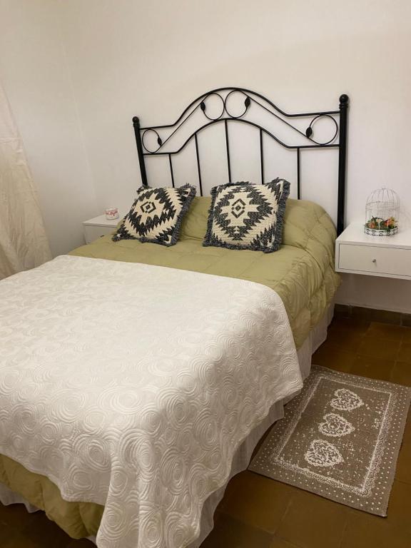 1 dormitorio con 2 almohadas en casa Muñiz en 