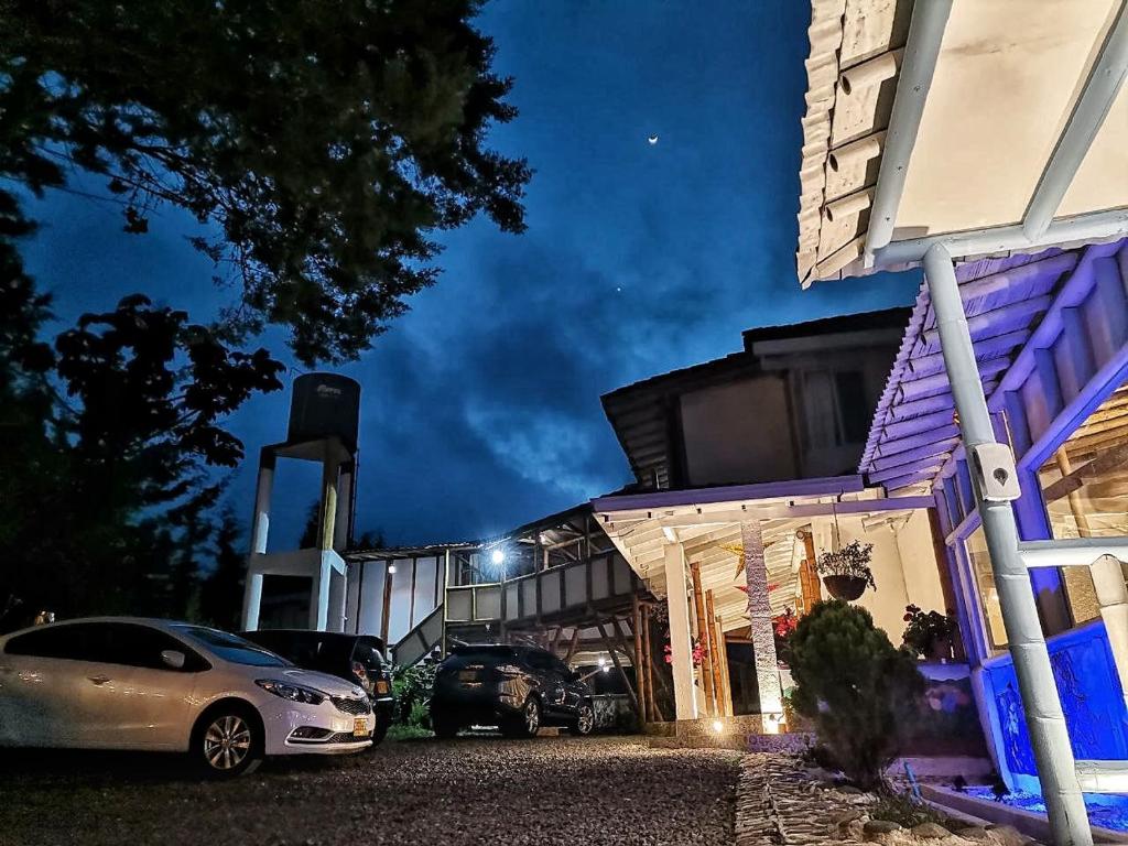 un coche aparcado delante de un edificio por la noche en Eco Hotel Terrabella, en Santa Elena