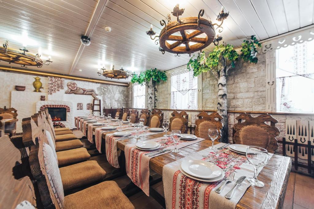 a large dining room with a long table and chairs at Антиквар-отель мещанина Охлонина in Suzdal