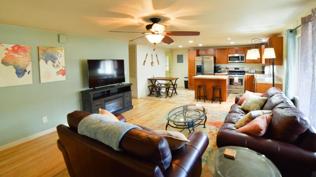 Una sala de estar con dos sofás y una cocina. en 1014_Swope, en Colorado Springs