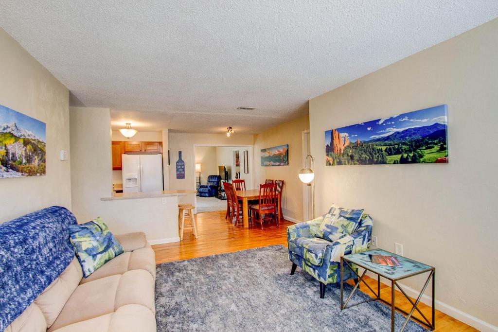 un soggiorno con divano e tavolo di 318_Maplewood a Colorado Springs