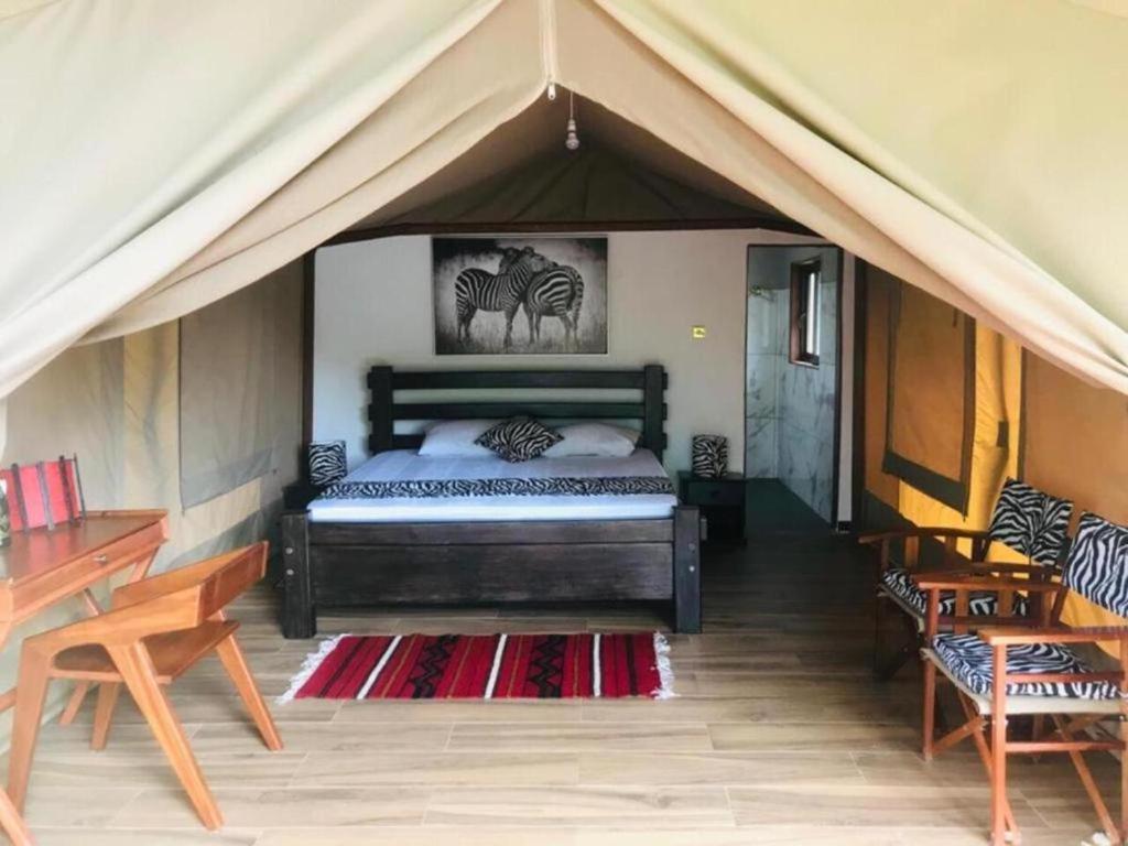 Postel nebo postele na pokoji v ubytování Oldonyo Orok Lodge