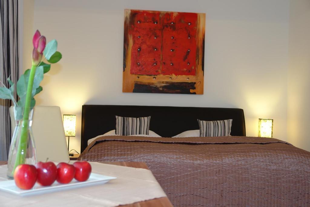 
a bed room with a painting on the wall at Parkresidenz Hotel Garni in Bad Abbach
