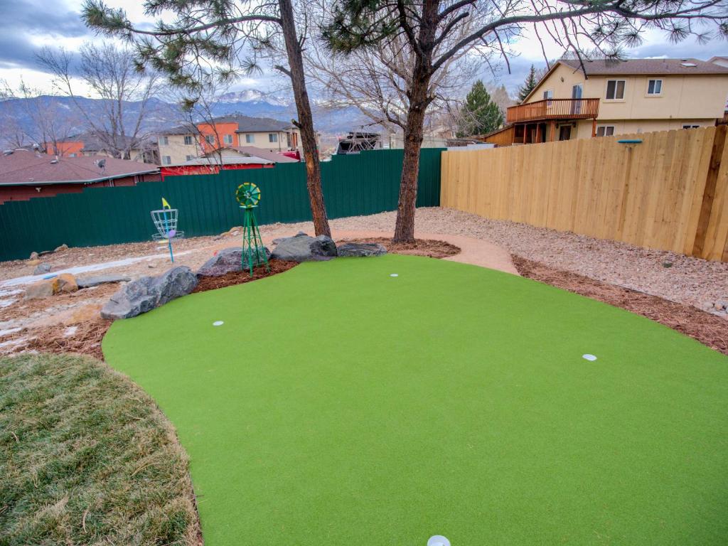 un campo de golf falso en un patio trasero en 3812_Somerset en Colorado Springs