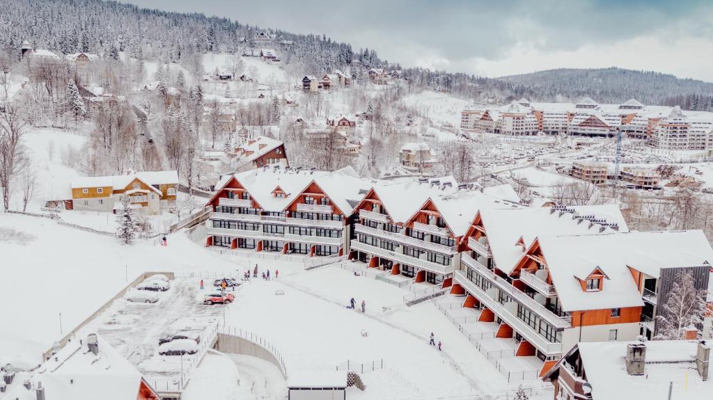 un complejo en la nieve con techos nevados en Apartament Silence Triventi z Widokiem na Śnieżkę en Karpacz