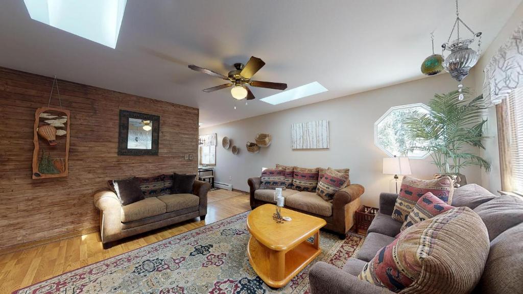 科羅拉多斯普林斯的住宿－1729_ArborWay，带沙发和吊扇的客厅
