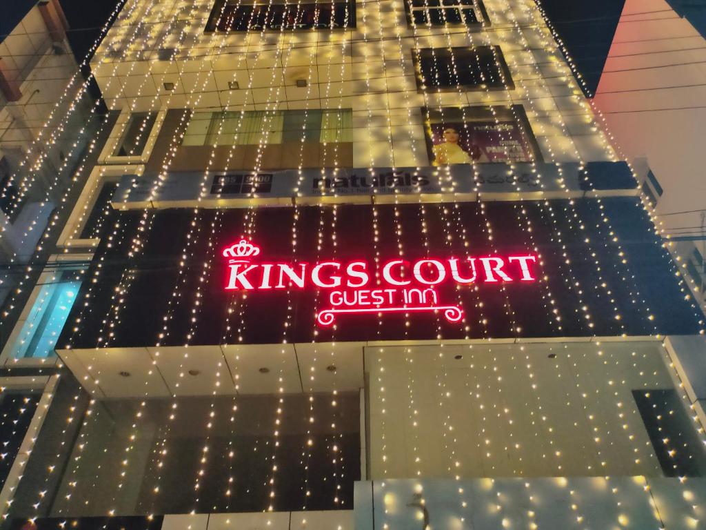 un edificio con un letrero de la corte de reyes en él en Kings Court Guest Inn, en Nellore
