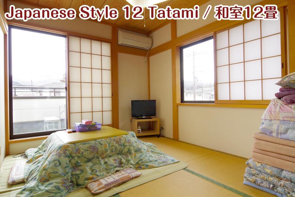 - une chambre à l'hôpital avec un lit et une télévision dans l'établissement NIKKO stay house ARAI - Vacation STAY 14994v, à Nikkō