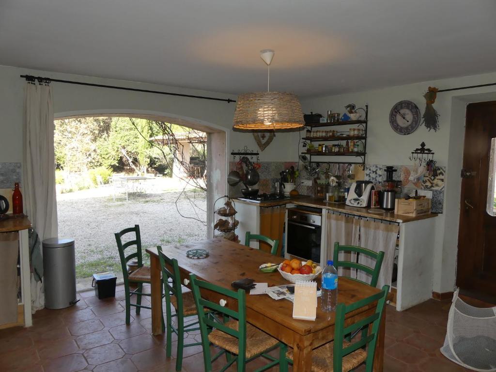 Kuchyň nebo kuchyňský kout v ubytování Le charme d'une vieille bastide provençale