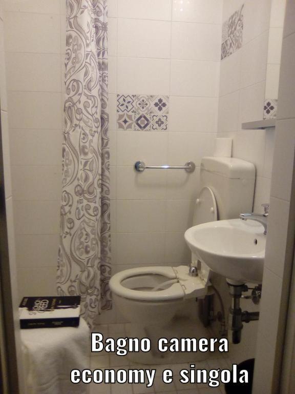Koupelna v ubytování Fasthotel