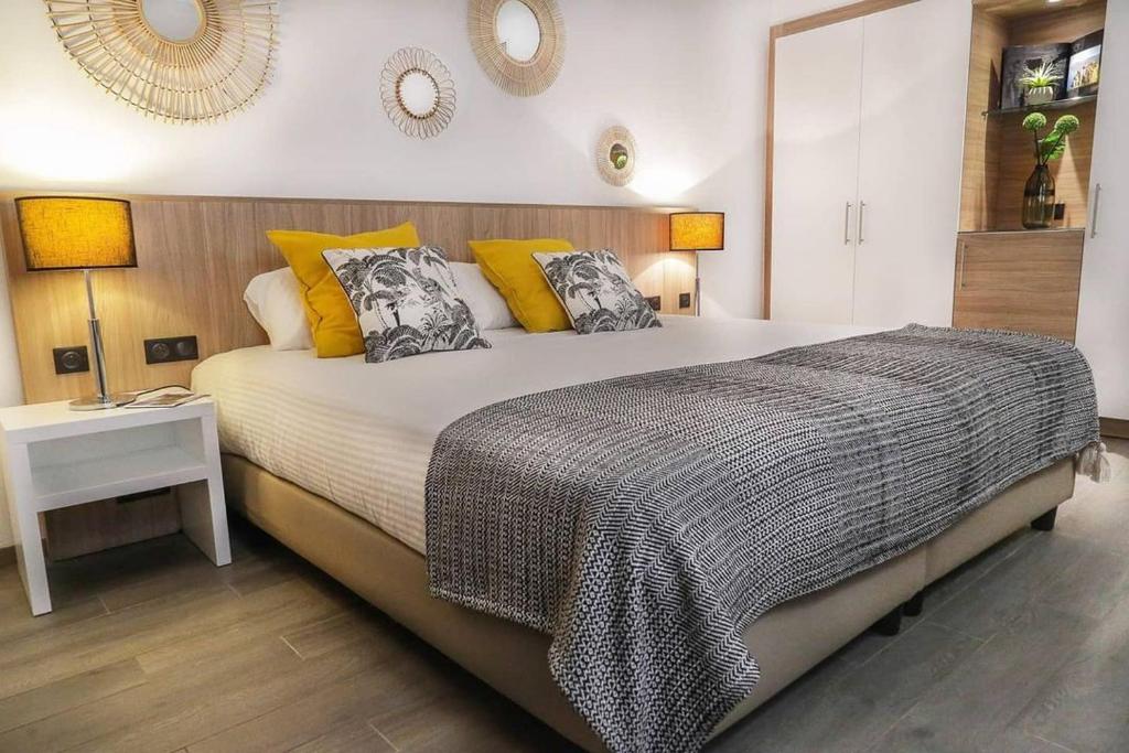 Postel nebo postele na pokoji v ubytování Hôtel San Lucianu