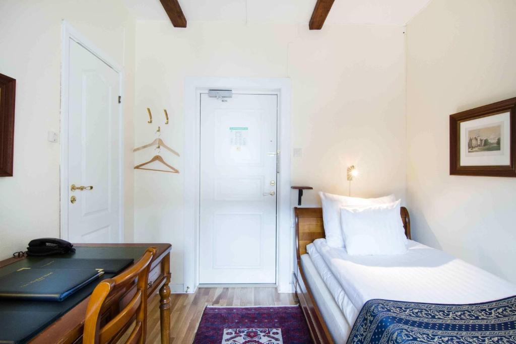 Postel nebo postele na pokoji v ubytování Mayfair Hotel Tunneln