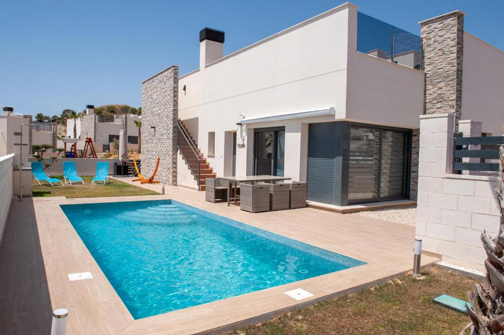 Villa con piscina frente a una casa en AlegriaVilla - COSY, en Finestrat