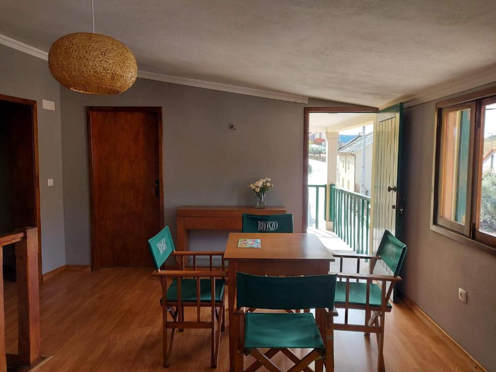 uma sala de jantar com uma mesa de madeira e cadeiras em Casa Cabanas do Douro em Torre de Moncorvo