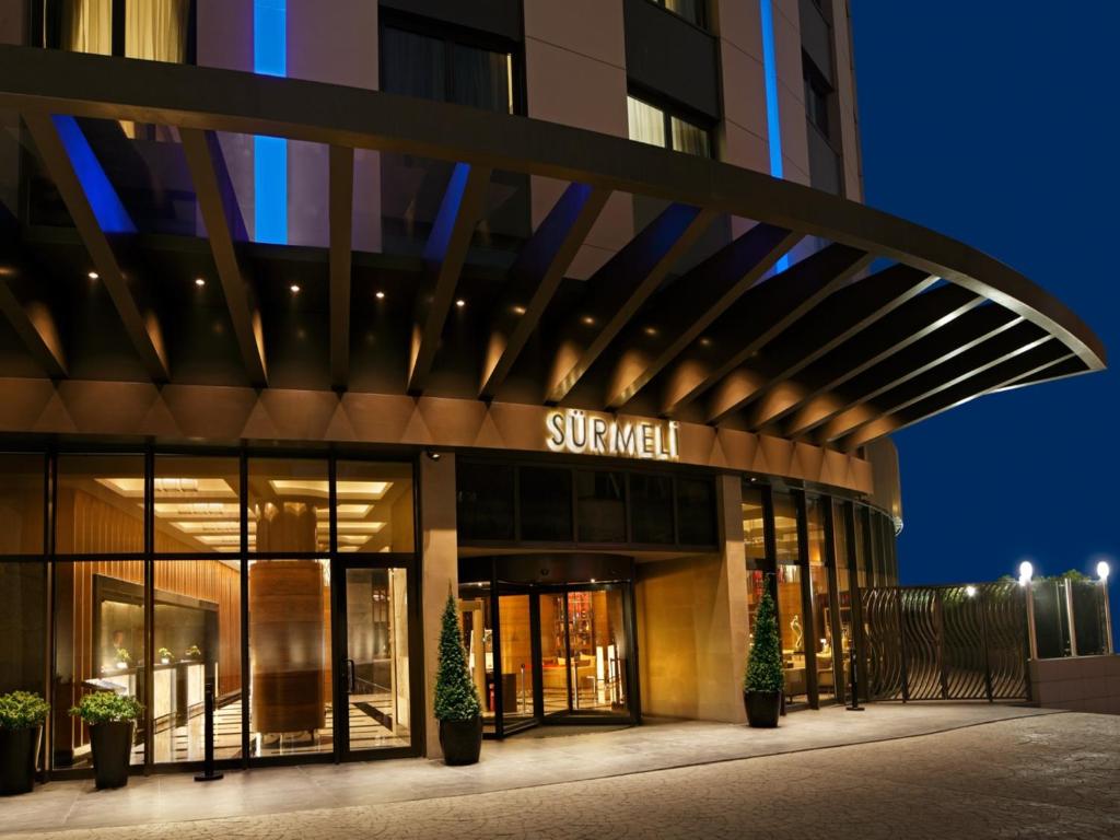 فندق سورملي اسطنبول في إسطنبول: متجر أمام مبنى في الليل