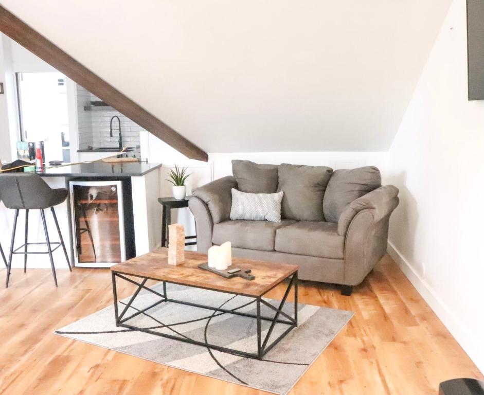 Etherington Suites - King Suite With Balcony