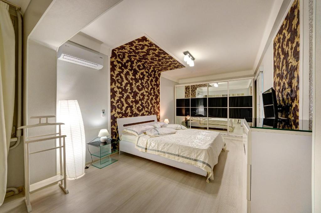 Un pat sau paturi într-o cameră la Luxurious 2k apartment, Bolshaya Vasilkovskaya street 145/1, Ocean Plaza
