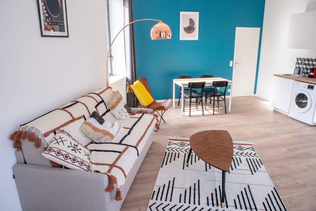 - un salon avec un canapé et une table dans l'établissement Modern Air Conditioned Apartment, à Bordeaux
