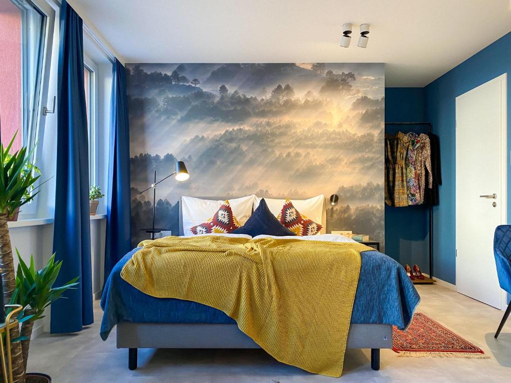 een slaapkamer met een bed met een schilderij aan de muur bij Astoria Apartments in Neurenberg