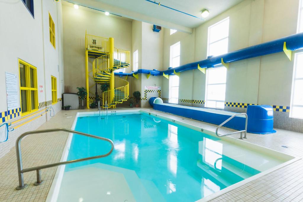 Bazén v ubytování Redwood Inn & Suites nebo v jeho okolí