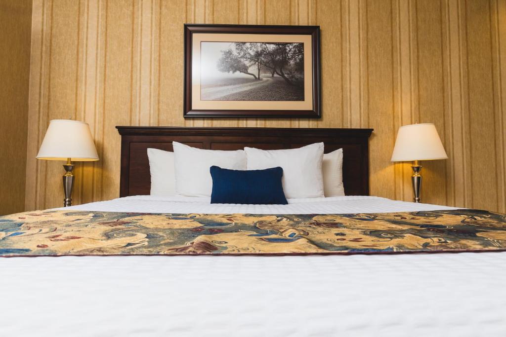 Postel nebo postele na pokoji v ubytování Redwood Inn & Suites