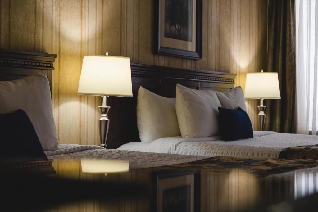 Postel nebo postele na pokoji v ubytování Redwood Inn & Suites