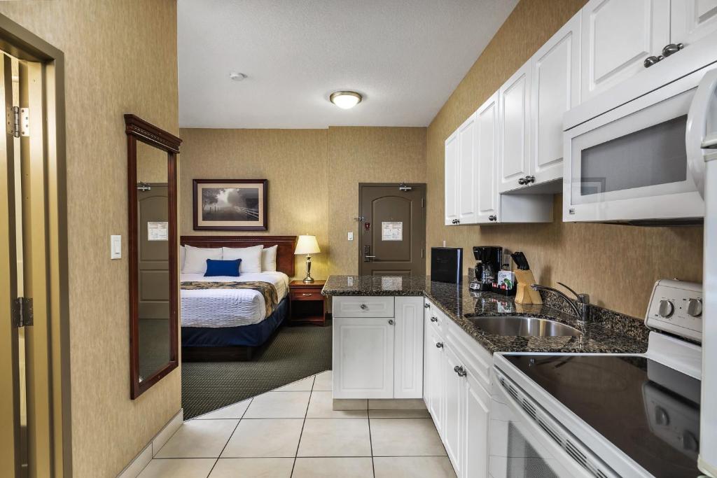 Kuchyň nebo kuchyňský kout v ubytování Redwood Inn & Suites