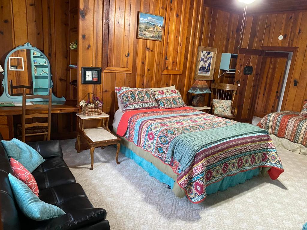 Postel nebo postele na pokoji v ubytování Live Oak B&B