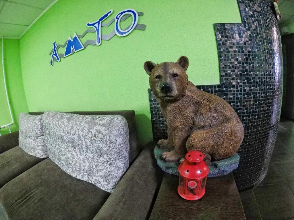 エリゾヴォにあるАmtoの部屋の椅子に座る熊